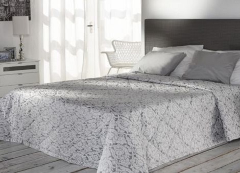 Sprei met medaillon,zilver, grijs, wit,maat 270 x 250, ronde hoeken,cevelit -voorraad.jpg